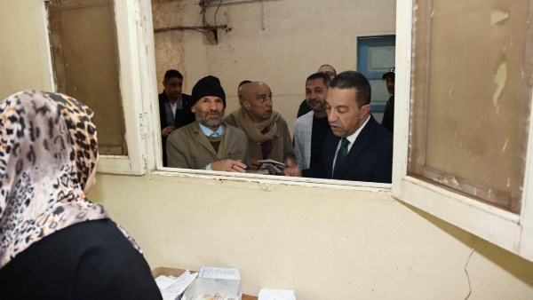 محافظ المنوفية يبدي استياؤه من سوء تنظيم الخدمة بالتأمين الصحي .. ويشدد على حسن معاملة المرضي