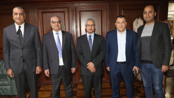 محافظ بني سويف يستقبل وفد نقابة الأطباء 