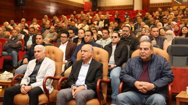 محافظ المنيا خلال الاجتماع 