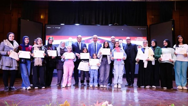 محافظ المنيا خلال الاحتفال 