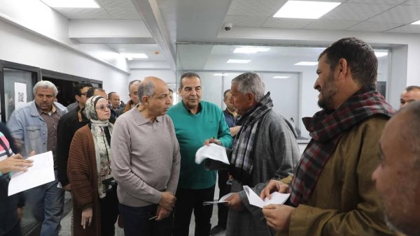 محافظ المنيا مع الراغبين في التقنين 