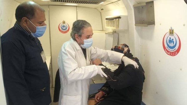 المنيا.. قافلة حياة كريمة تقدم 1044 خدمة طبية بقرية إبشادات في ملوي