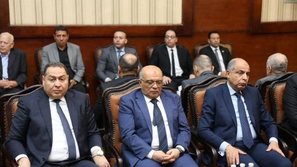 محافظ المنيا ومدير الأمن يقدما واجب العزاء 