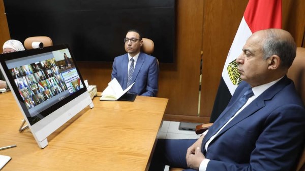 محافظ المنيا خلال الاجتماع 