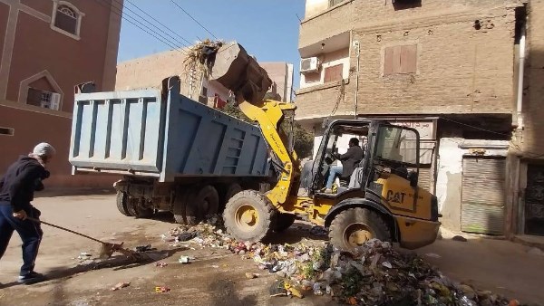 رفع أكثر من 200 طن مخلفات بمنفلوط