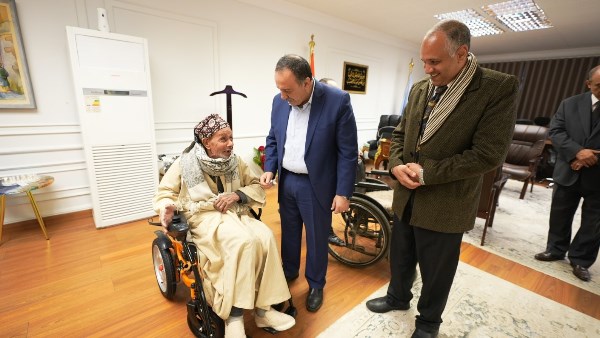 محافظ أسيوط يمنح مسنًا كرسياً متحركاً كهربائياً دعمًا لحالته الصحية