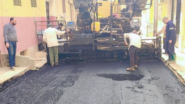 رصف شارع مدرسة الثورة ومنطقة منشية الأمراء بحي غرب أسيوط بطول 1.5 كم