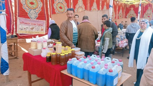 اقبال كبير على معرض منتجات المدارس الزراعية لليوم الثانى