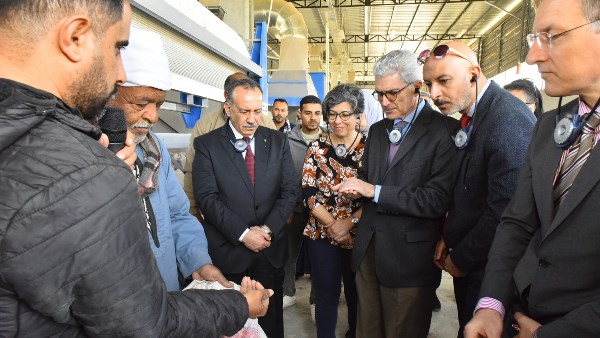 محافظ أسيوط ووفد الاتحاد الأوروبي يتفقدون وحدة تجهيز النباتات الطبية بـ "أبنوب" لبحث فرص التوسع التصديري