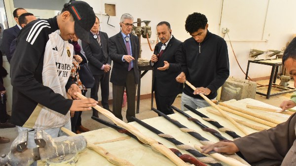 محافظ أسيوط ووفد "الاتحاد الأوروبي" يتفقدون مركز خان الخليلي للحرف التراثية