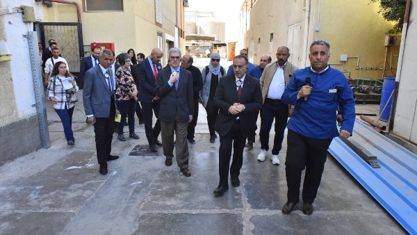 محافظ أسيوط يستكمل جولاته مع وفد الاتحاد الأوروبي بتفقد مصنع للمستلزمات الطبية