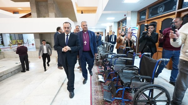 محافظ أسيوط يتسلم 30 كرسيًا متحركًا لمدارس التربية الفكرية