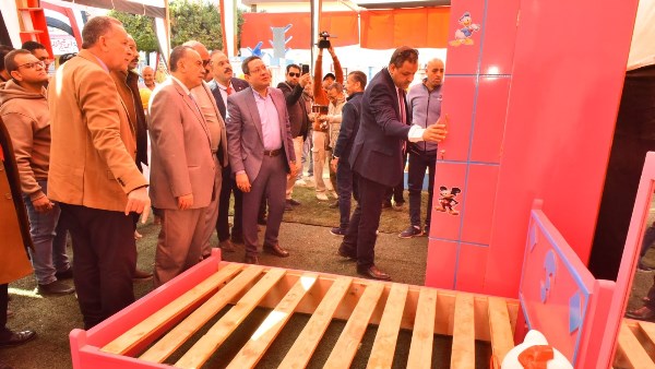 محافظ أسيوط يفتتح معرض تدوير الرواكد بمدرسة أبوتيج المهنية ويحول مخلفات الاخشاب إلى منتجات تنموية بأيدي طلاب التعليم الفني