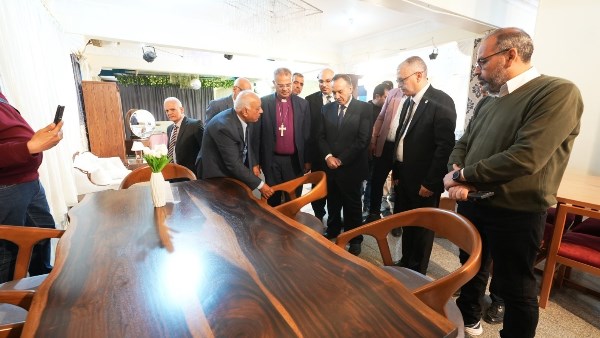 محافظ أسيوط ورئيس الطائفة الانجيلية يفتتحان معرض "إطسا وود" للأثاث