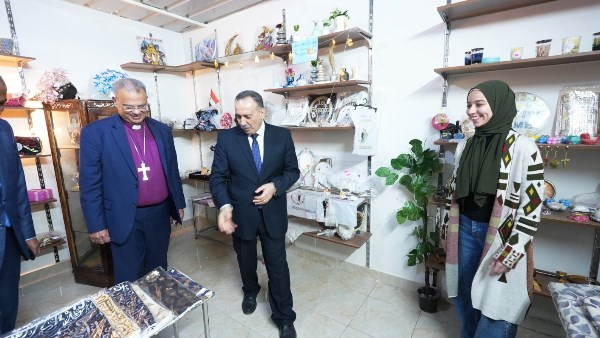 محافظ أسيوط ورئيس الطائفة الانجيلية يتفقدان "بازار كيان"