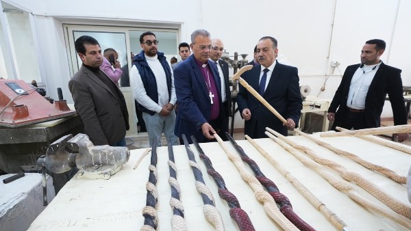 محافظ أسيوط ورئيس الطائفة الإنجيلية يتفقدان مركز الحرف اليدوية والتراثية بالفتح