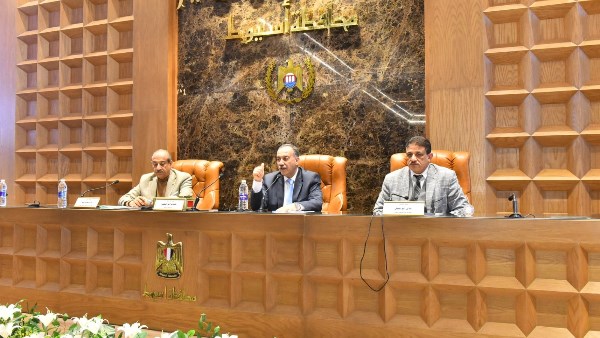 محافظ أسيوط يشدد على حسم مخالفات التراخيص ودعم الاستثمار وتسريع مشروعات الصرف والخدمات