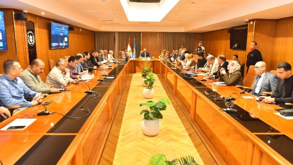 محافظ أسيوط يستعرض الموقف التنفيذي لمشروعات المبادرة الرئاسية 