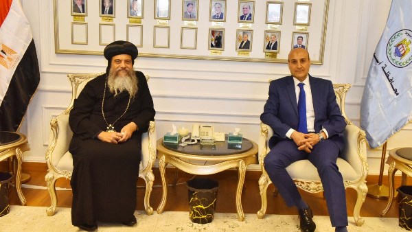 محافظ أسيوط يستقبل أسقف الأقباط الارثوذكس بمنفلوط للتهنئة بمناسبة توليه منصبه 