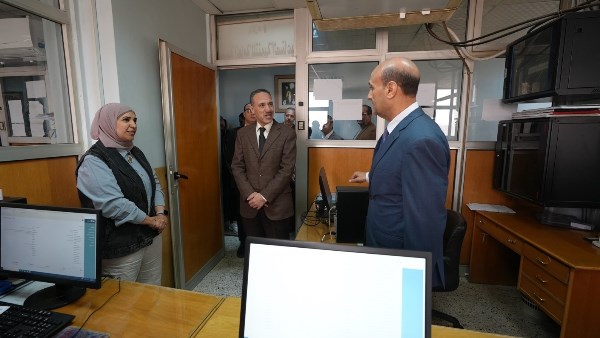 محافظ أسيوط يتفقد مركز خدمات المستثمرين 