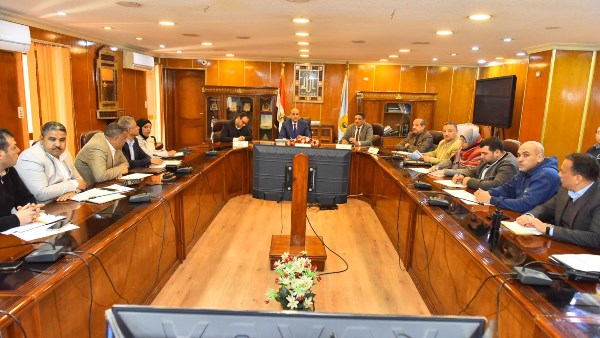 محافظ أسيوط يعقد اجتماعا ويستعرض ملفات التقنين والتصالح وتسريع الخطة الاستثمارية ومشروعات حياة كريمة