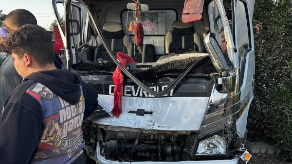 إصابة سائقين في تصادم سيارتين نقل بأسيوط