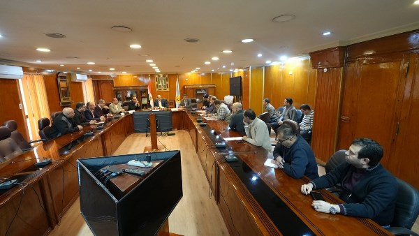 محافظ أسيوط يعقد اجتماعًا لبحث آليات التخطيط المروري وتطوير وتجميل الشوارع والميادين