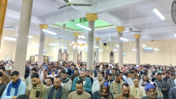 حضور كثيف وأجواءً روحانية عامرة في سادس ليالي شهر رمضان المبارك بمسجد قراعة بأسيوط