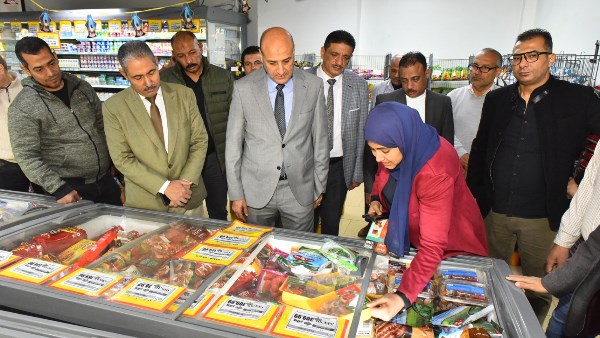 محافظ أسيوط يتابع توافر السلع وضبط الأسعار ويتفقد معرض "أهلاً رمضان" بنزلة عبداللاه