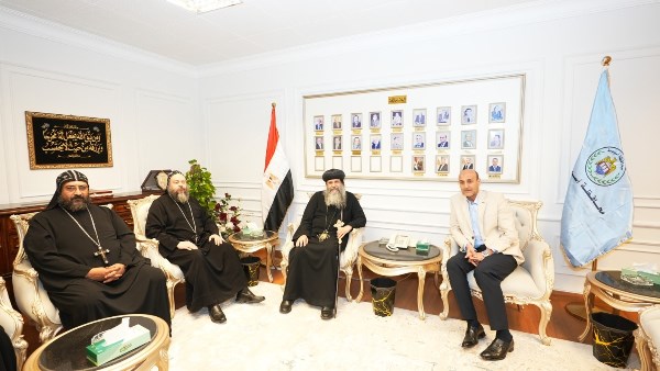 محافظ أسيوط يستقبل الأنبا بيجول أسقف دير المحرق 