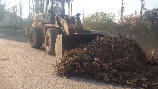 استمرار تطهير ورفع نواتج الترع بقرى مركز البداري للحفاظ على البيئة والصحة العامة