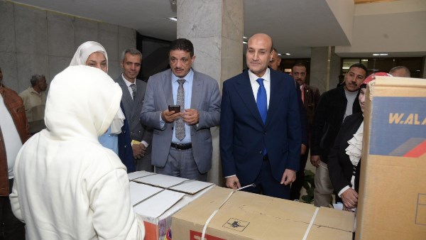 محافظ أسيوط يسلم 10 أجهزة عرائس وكرسيين متحركين كهربائيين للأسر الأولى بالرعاية