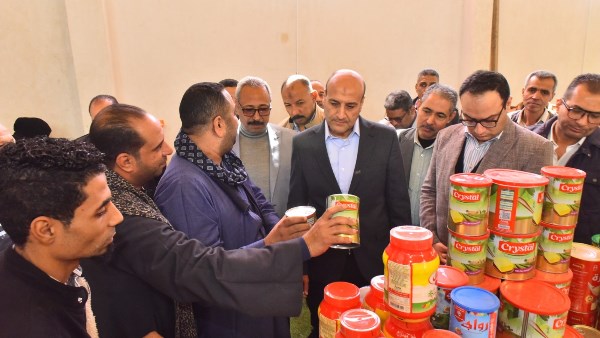 محافظ أسيوط يتفقد معرض "أهلاً رمضان" بأبوتيج 