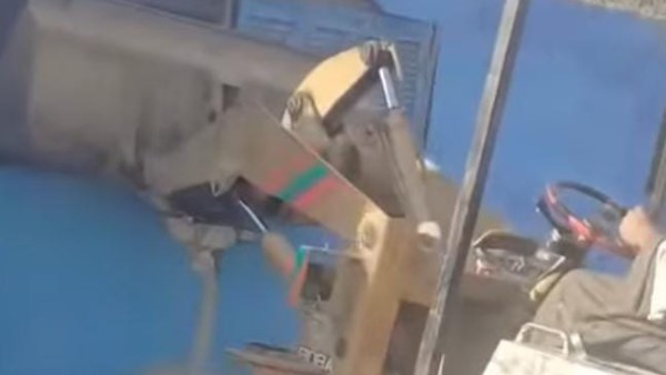 اب يهدم منزل ابنته بسوهاج