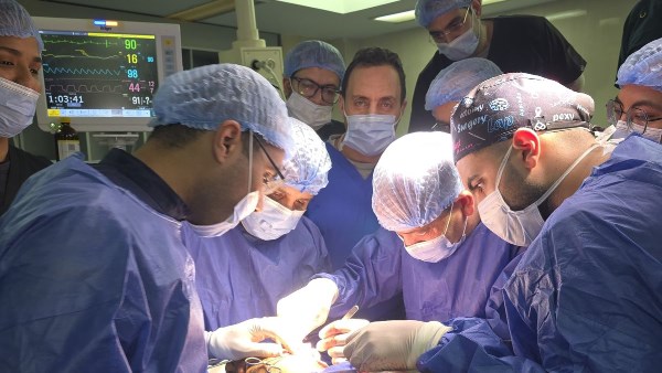 جانب من العمليات الجراحية