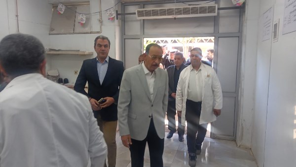 محافظ سوهاج أثناء زيارته المصابين بالمستشفى
