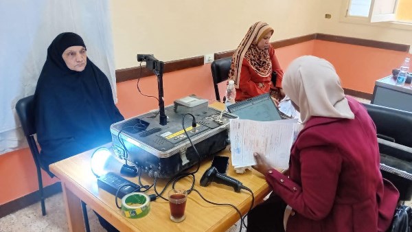 جانب من استخراج البطاقات بطما