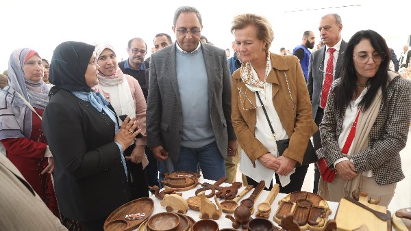 محافظ قنا وسفيرة الاتحاد الأوروبي يتفقدان مشروع تطوير كورنيش النيل ومعرض الحرف التراثية محافظ قنا وسفيرة الاتحاد الأوروبي يتفقدان مشروع تطوير كورنيش النيل ومعرض الحرف التراثية