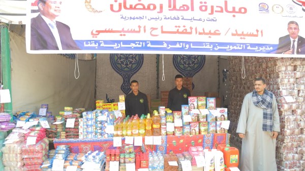 محافظ قنا يتفقد معرض أهلًا رمضان بنجع حمادي لتوفير السلع الغذائية بأسعار مخفضة | صور