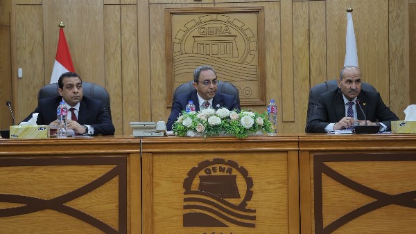 اجتماع محافظ قنا 