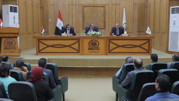 اجتماع محافظ قنا 