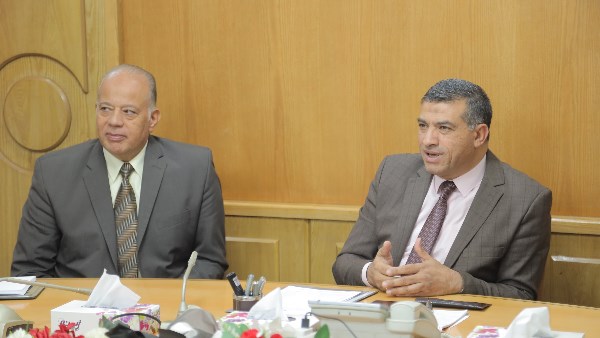 اجتماع محافظ قنا 