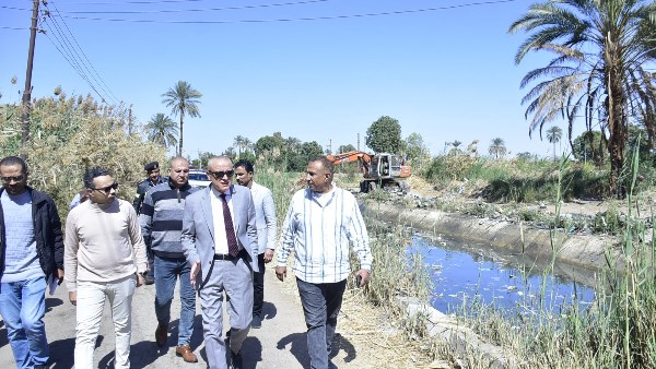 محافظ الأقصر يتفقد أعمال تطهير ترع السمان والبسوس ويوجه بالمتابعة اليومية