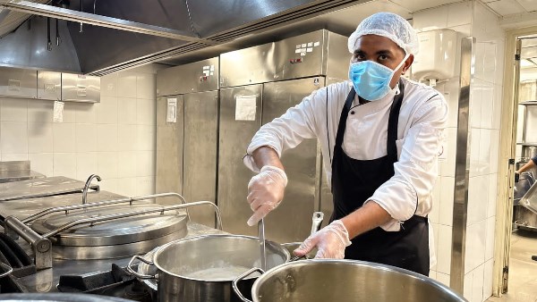 مطبخ صديق للبيئة يقدم طعامًا وسعادة لمرضى الأورام في الاقصر 