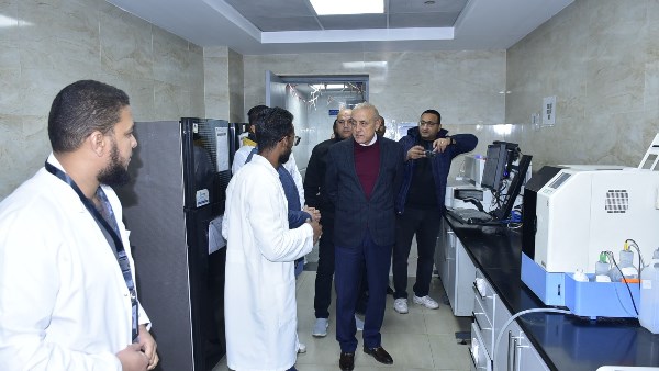 محافظ الأقصر يتفقد مستشفى الكرنك الدولي ليلًا ويشيد بحصول المعمل الرئيسي على شهادة الأيزو