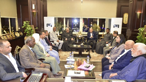 محافظ الأقصر يلتقي أعضاء مجلسي النواب والشيوخ لبحث ملفات التنمية وخدمة المواطنين