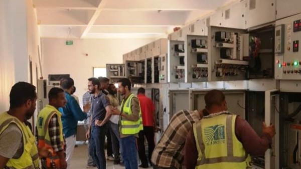 محافظ أسوان يتابع جهود استقرار الشبكة الكهربائية بقرى حياة كريمة بإدفو