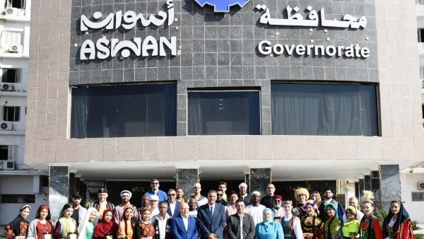 أخبار أسوان.. تكريم الفرق الفنية بمهرجان الثقافة والفنون وتنظيم ندوة تثقيفية وحملات بيطرية