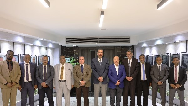 محافظ أسوان يهنئ مجلس إدارة نقابة المحامين الجديد