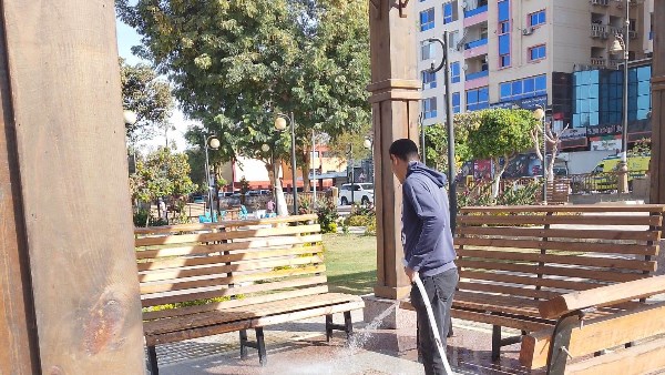 محافظ أسوان يوجه مسئولي المحليات بتكثيف أعمال النظافة العامة ورفع المخلفات.. صور